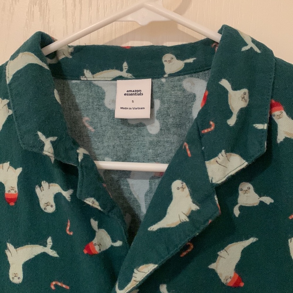 Christmas seal 🦭 pajama top long sleeved seals w hats candy canes used & cute - Picture 9 of 17